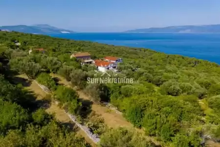 RAVNI, ISTRA, GRAĐEVINSKO ZEMLJIŠTE SA PANORAMSKIM POGLEDOM NA MORE