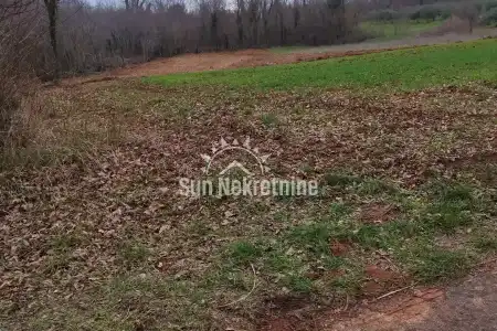 BARBAN, ISTRIEN, GROSSES LANDWIRTSCHAFTLICHES GRUNDSTÜCK IN DER NÄHE DER STADT, GELEGENHEIT!